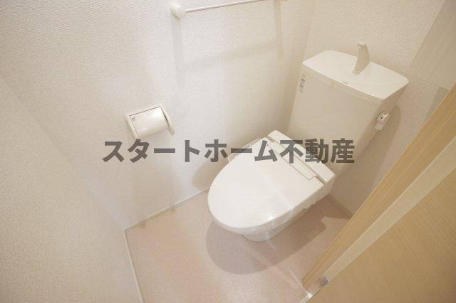 トイレ　落ち着いた色調のトイレです