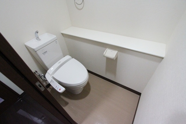 トイレ　温水シャワー付きトイレです
