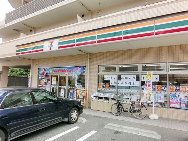 コンビニ　セブンイレブン（コンビニ）まで211m