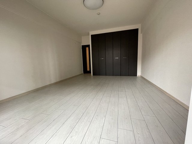 その他部屋・スペース　落ち着いた色調の寝室です