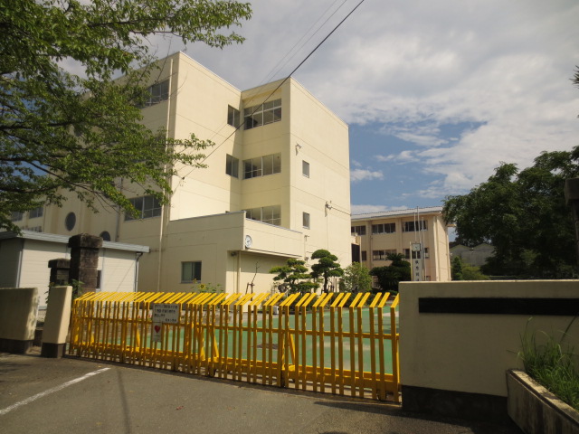 小学校　湖西市立鷲津小学校（小学校）まで61m