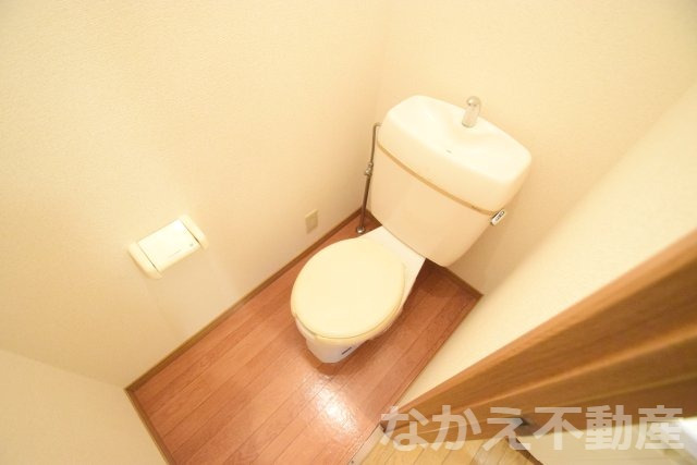 トイレ　落ち着いた色調のトイレです