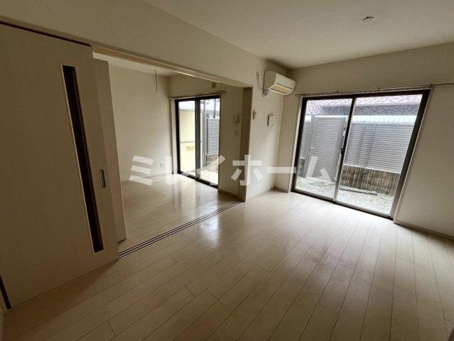居室・リビング　同建物内、別のお部屋の参考写真になります。