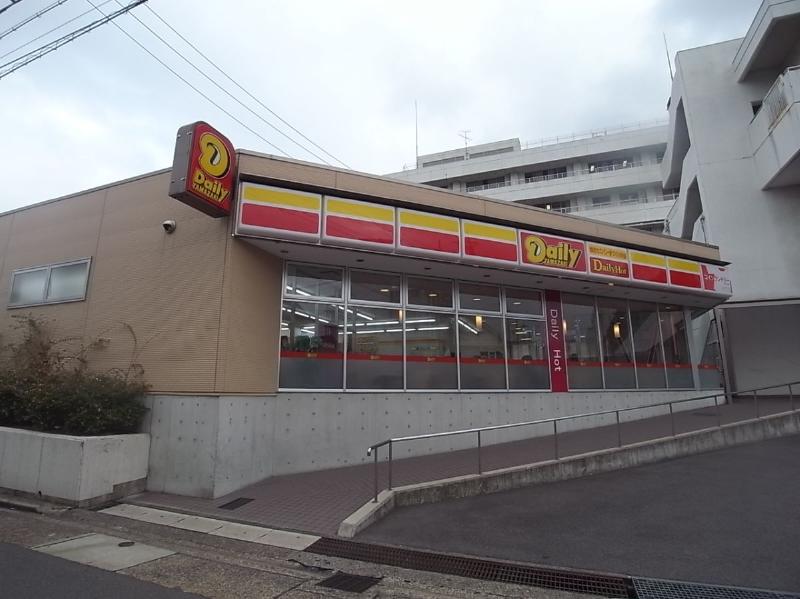 コンビニ　デイリーヤマザキ エキサイカイ病院店（コンビニ）まで125m