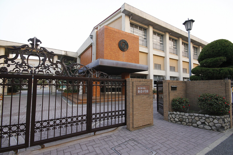 小学校　名古屋市立新栄小学校（小学校）まで305m