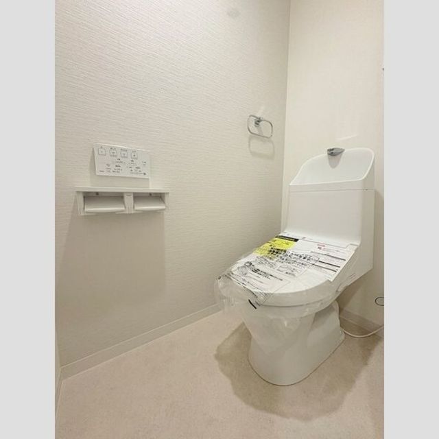 トイレ　人気アイテムの温水洗浄便座。清潔感のあるトイレです。