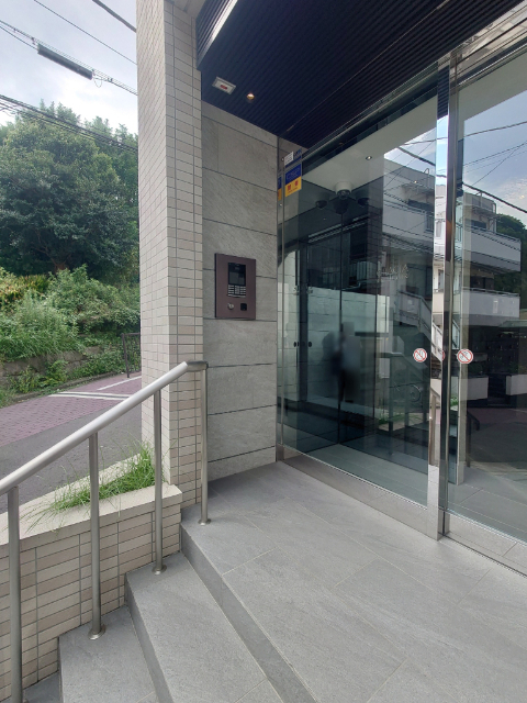 エントランス　モニター付きオートロックあります