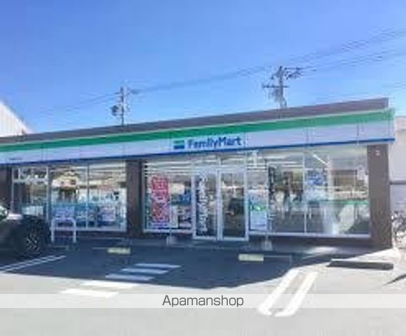 コンビニ　ファミリーマート（コンビニ）まで807m