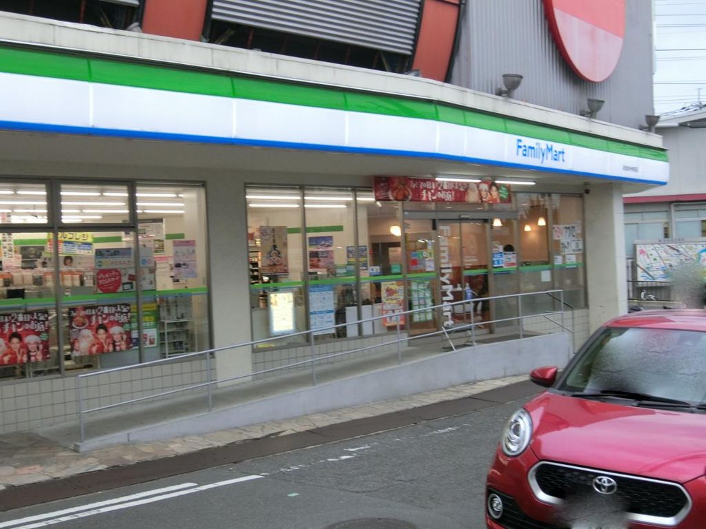 コンビニ　ファミリーマート阪急総持寺駅前店（コンビニ）まで580m