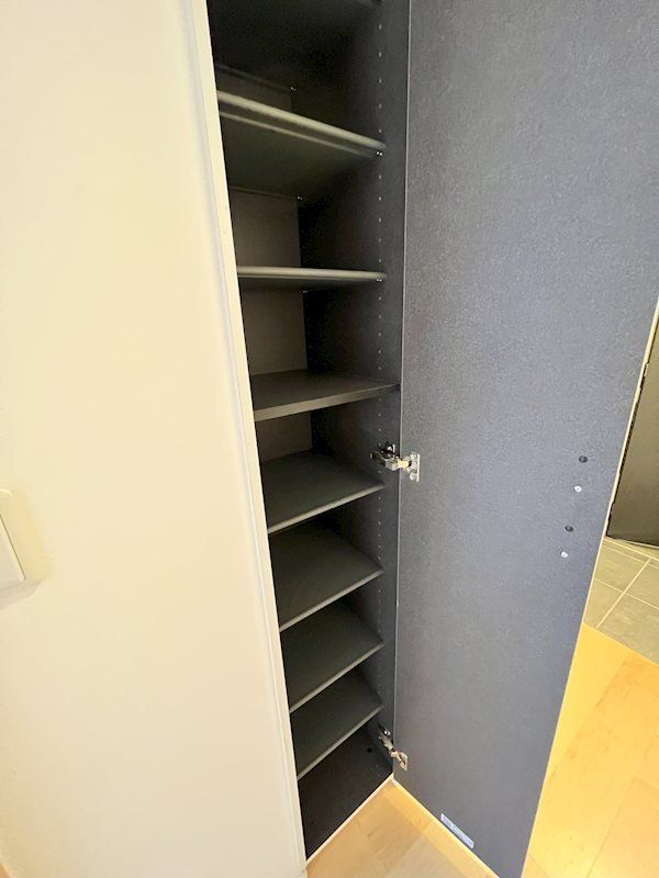 玄関　※写真は同マンションの別のお部屋です