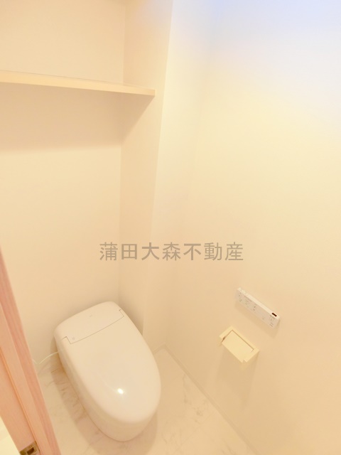 トイレ　棚と温水洗浄便座付きのタンクレストイレ