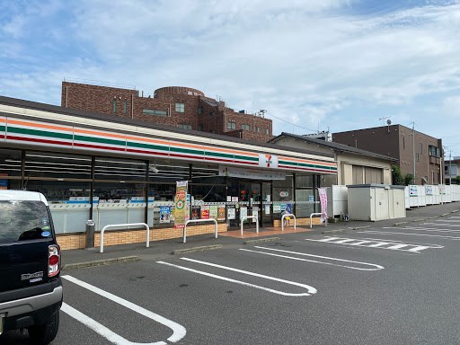 コンビニ　セブンイレブン（コンビニ）まで558m