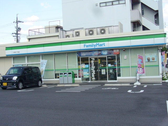 コンビニ　ファミリーマート 八代町二丁目店（コンビニ）まで355m