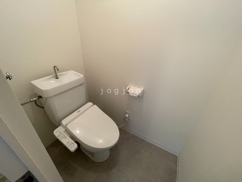 トイレ　嬉しい温水洗浄便座付きのトイレです。