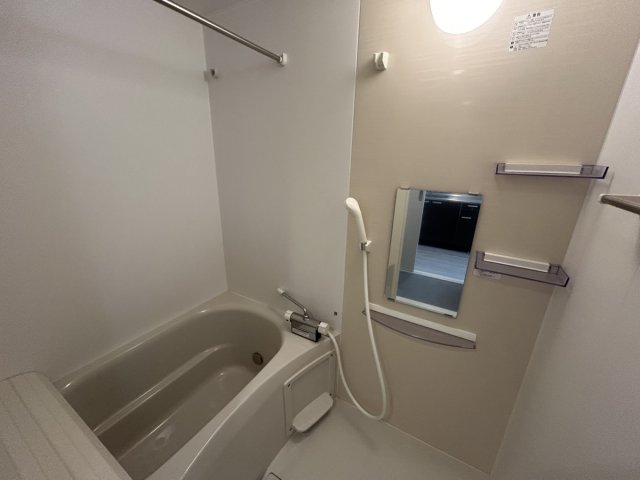 バス・シャワールーム　別部屋画像・左右反転