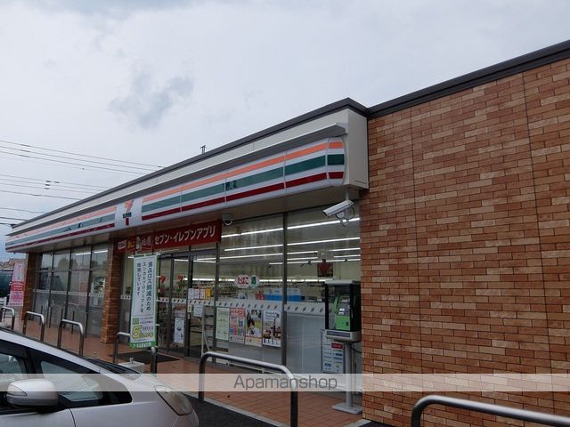 コンビニ　セブンイレブン（コンビニ）まで751m