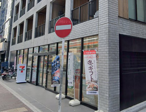 コンビニ　セブンイレブン（コンビニ）まで232m