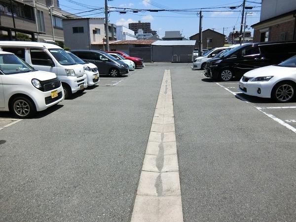 駐車場　敷地内駐車場！