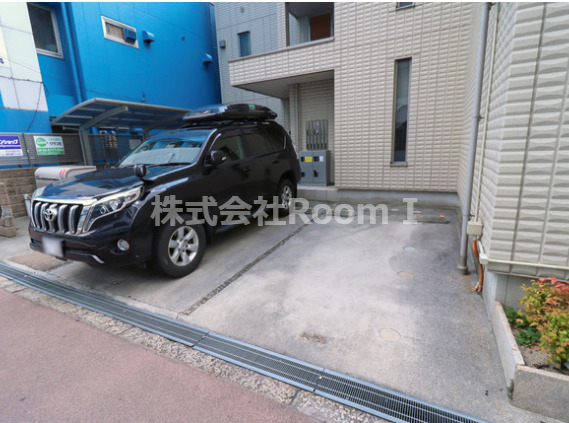 駐車場　駐車場に車を止められます