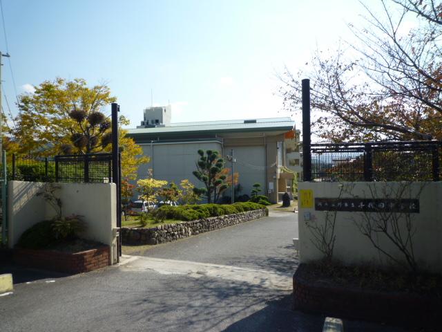 中学校　河内長野市立千代田中学校（中学校）まで322m