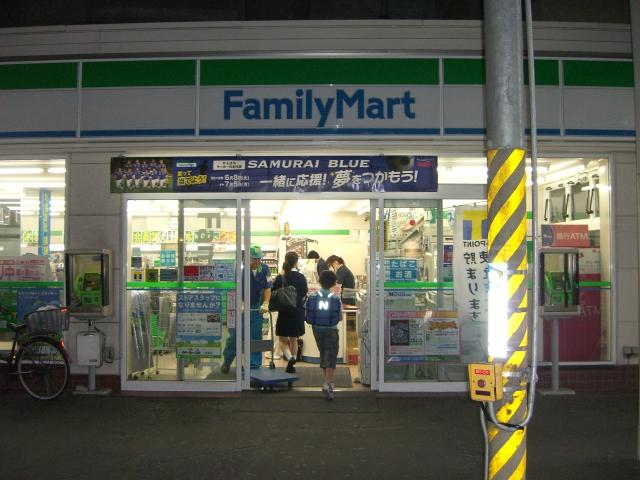 コンビニ　ファミリーマート　八幡三丁目店（コンビニ）まで93m
