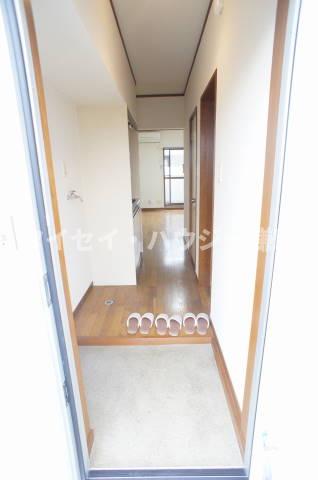 玄関　同タイプのお部屋の画像となります。現況が異なる場合がございま