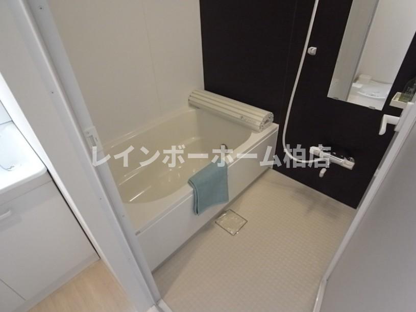 バス・シャワールーム　落ち着いた空間のお風呂です