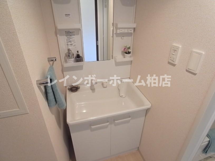 洗面設備　独立洗面台、小物を置くことができて便利です