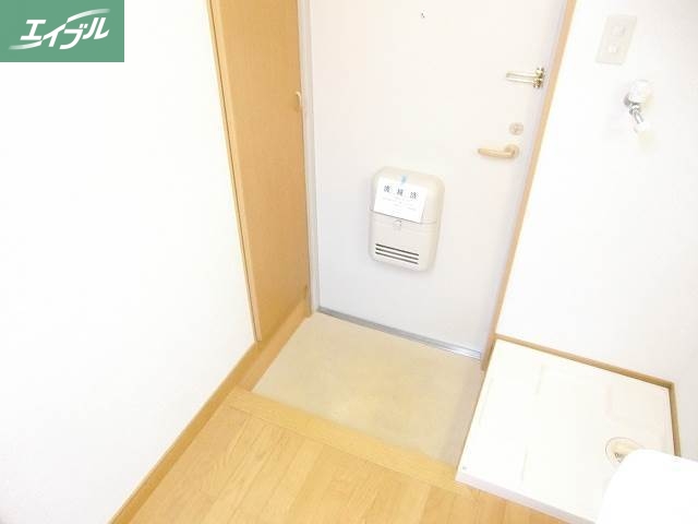 玄関　別のお部屋の写真です。実際とは異なります。