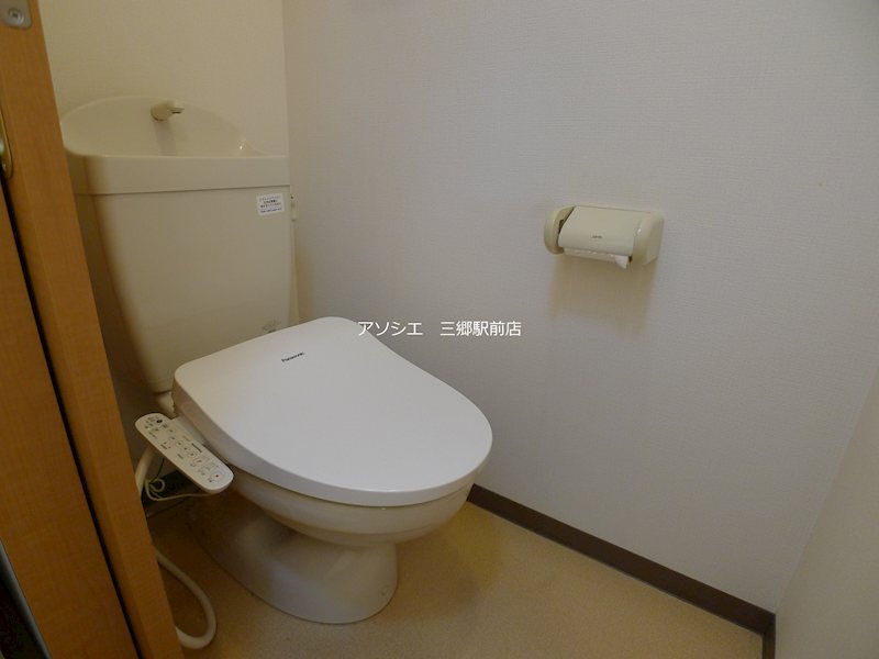 トイレ　別室の同タイプの写真です。