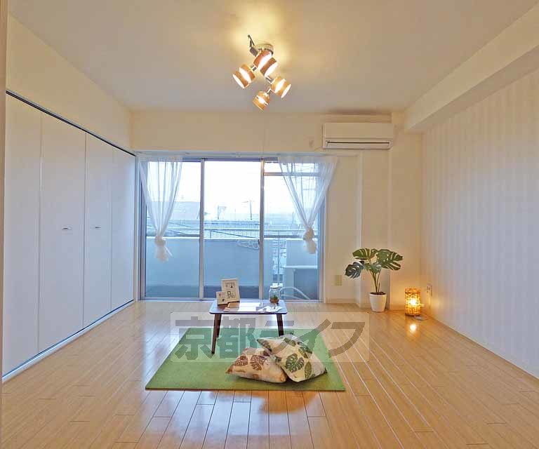 居室・リビング　新たにリノベーション施工されたお部屋です。