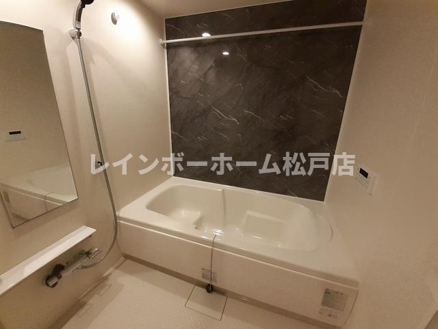 バス・シャワールーム　落ち着いた空間のお風呂です
