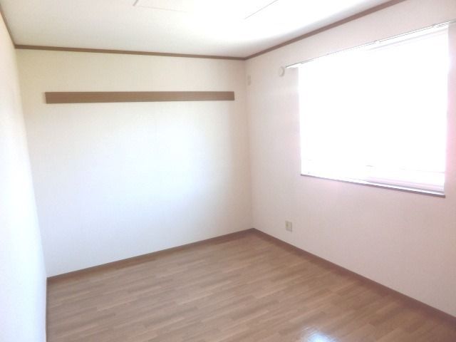 その他部屋・スペース　フローリング張りで明るさのあるお部屋です