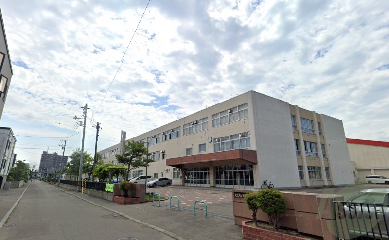 中学校　札幌市立八軒東中学校（中学校）まで821m