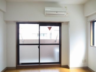 居室・リビング　同物件別部屋