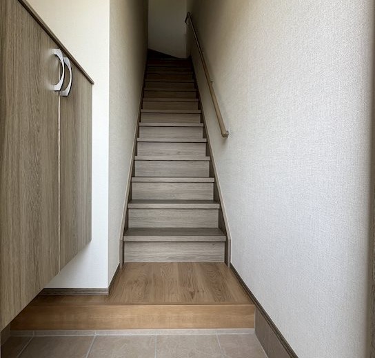玄関　入ってすぐに内階段あります