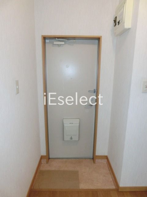 玄関　玄関にはトールタイプのシューズボックス