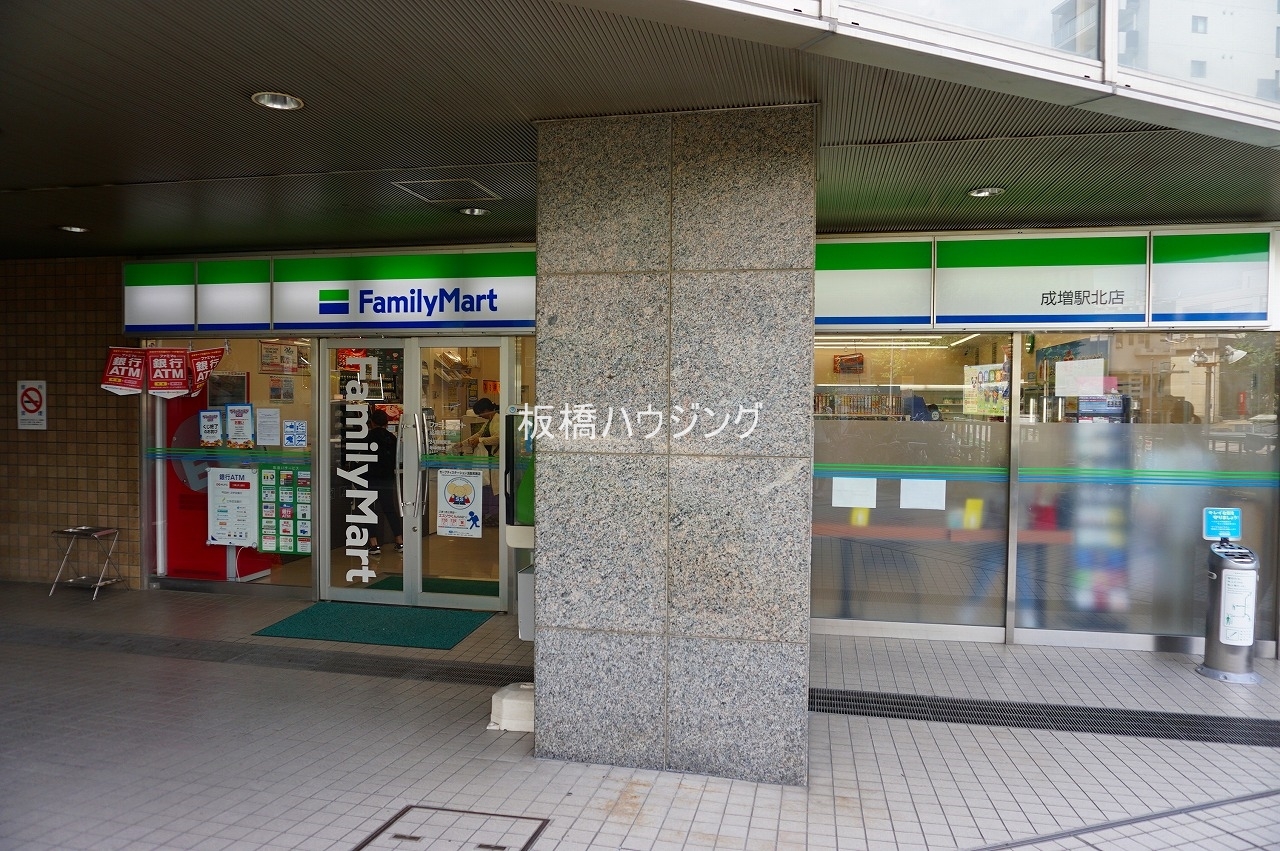 コンビニ　ファミリーマート　成増駅北店（コンビニ）まで449m