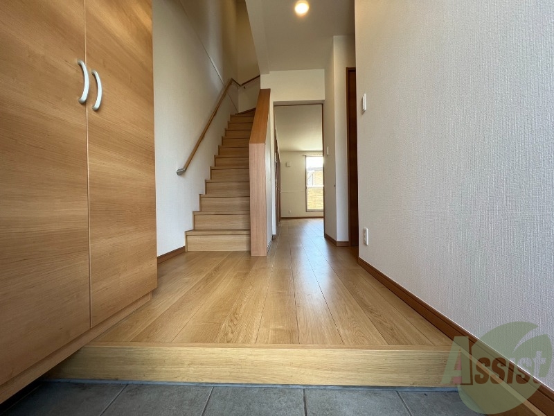 玄関　玄関からの様子です。すぐ部屋が見えないのは安心ですね。