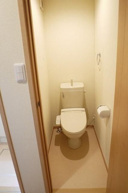 ＪＲ東海道本線 横浜駅 徒歩13分 3階建 築11年のトイレ写真