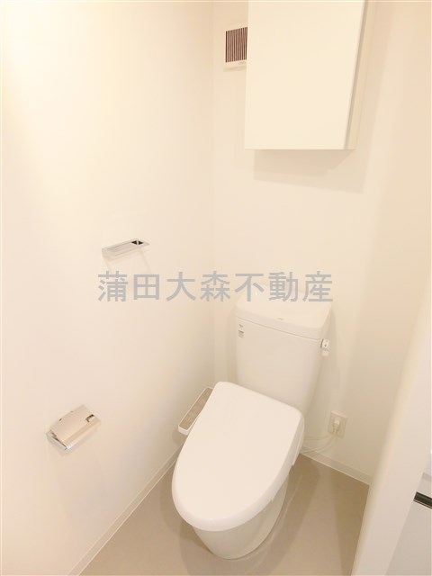 トイレ　棚収納と温水洗浄便座付きのトイレ