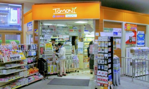 コンビニ　ファミリーマート トモニー中村橋駅店（コンビニ）まで565m