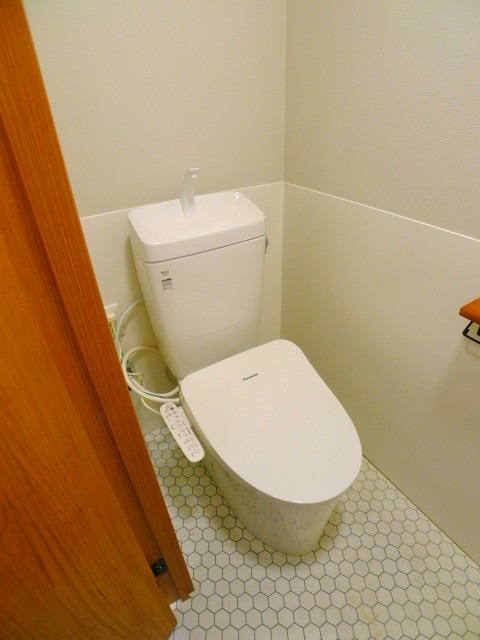 地下鉄鶴舞線 鶴舞駅 徒歩7分 4階建 築54年のトイレ写真