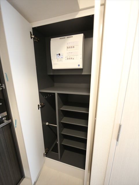 玄関　玄関　シューズボックス付（収納充実してます）
