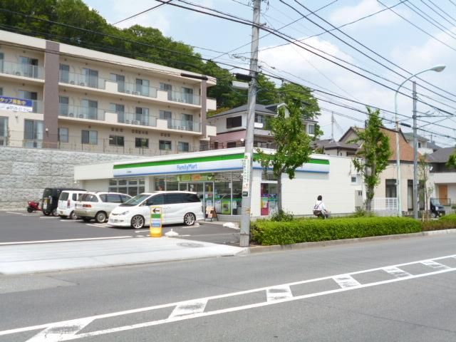 コンビニ　ファミリーマート（コンビニ）まで950m