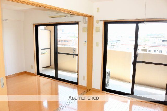 エメラルドマンションの居間写真