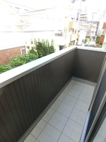 バルコニー　バルコニーは東向き！すがすがしい朝日がお部屋に入ってきます☆