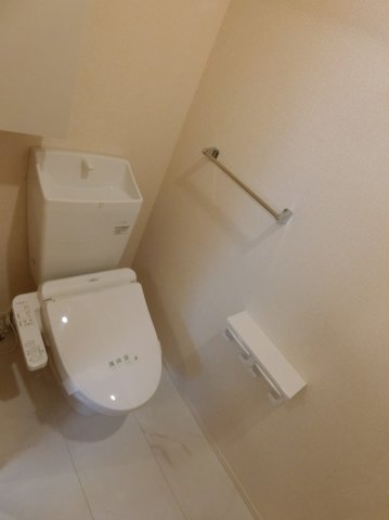 トイレ　トイレは温水洗浄便座付き♪人気のバストイレ別です♪小物を置け