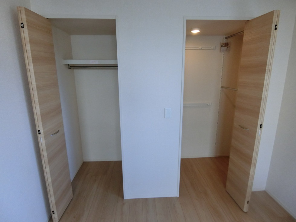 収納　洋室7.7帖のお部屋にあるクローゼット(左)とワンステップク