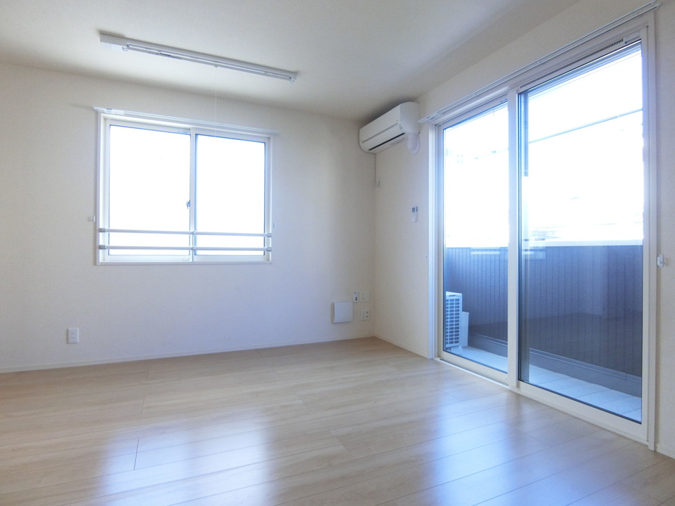 居室・リビング　東向き洋室7.7帖☆バルコニーに繋がる角部屋二面採光のお部屋